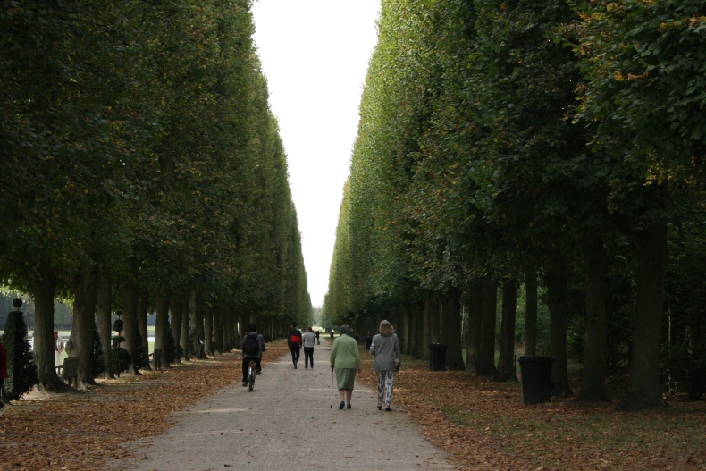 Walking through the grounds of the château